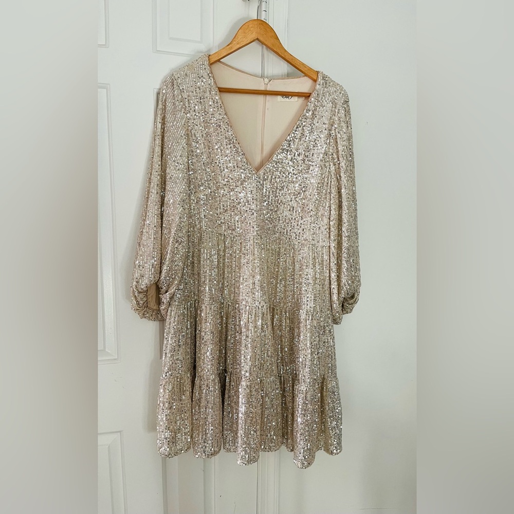 Eliza J Size 14
V -Neck 3/4 Balloon Sleeve Sequin Tiered Trapeze Dress